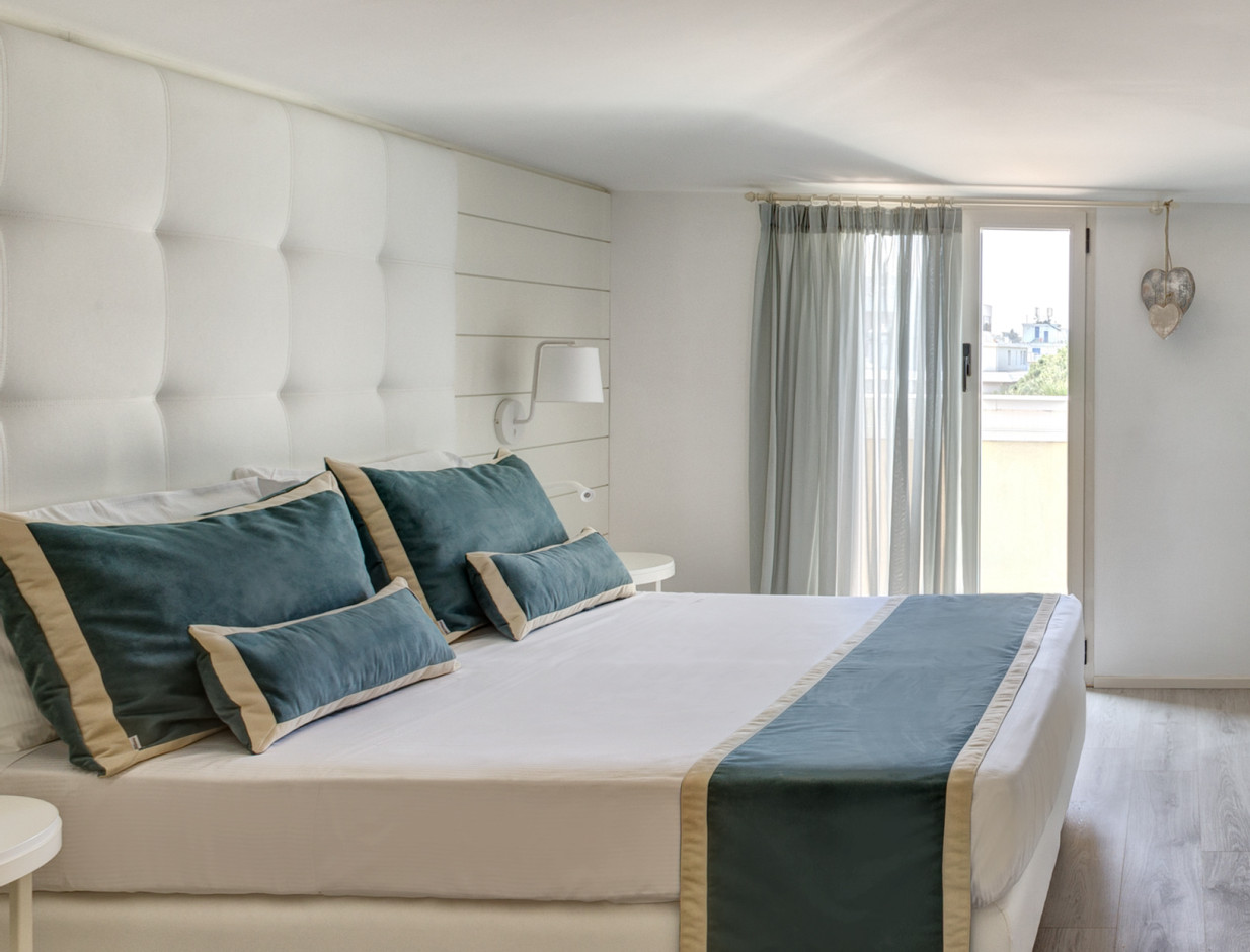 media.Slide_JuniorSuite_18Hotel_Novecento_Riccione